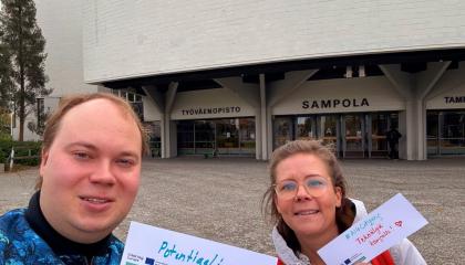 Projektin vetäjät poseeraavat selfiessä tekoälykirjanmerkkien kanssa. 