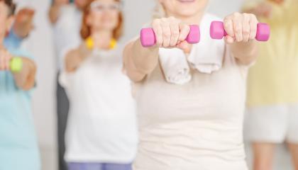 ryhmässä seisovia naisia, joilla käsipunnukset kädessä 