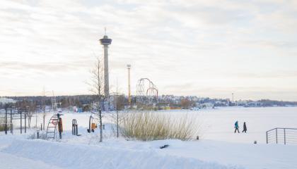 Talvinen maisema Ranta-Tampellasta kohti Särkänniemeä, ihmisiä.