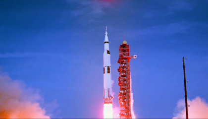 Avaruusraketti lähtee lentoon.