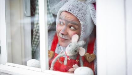 Hiiri Hätä Houtu katsoo ikkunasta ulos.