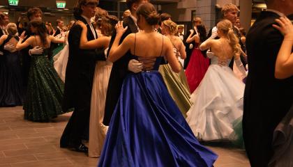 tanssivia lukiolaisia juhla-asuissa