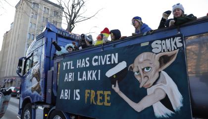 Penkkarirekka ajamassa Hämeenpuistossa