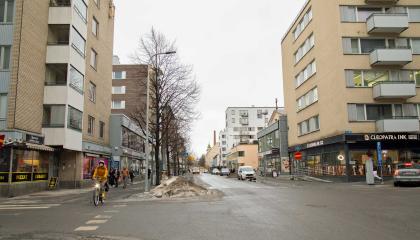 Pyöräilijä ja jalankulkijoita Puutarhakadulla tammikuussa.