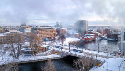 Kaksi bussia Hämeensillalla talvella.