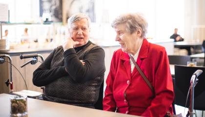 Ikäihmisiä lounaalla