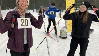 Tampereen klassillisen lukion opiskelijoita 24H-hiihtotapahtumassa tammikuussa 2025.