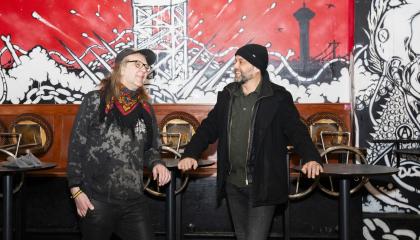 Kaksi miestä Vastavirta-klubilla