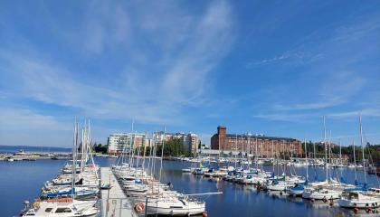 Kuvassa satama ja veneitä Naistenlahdessa.