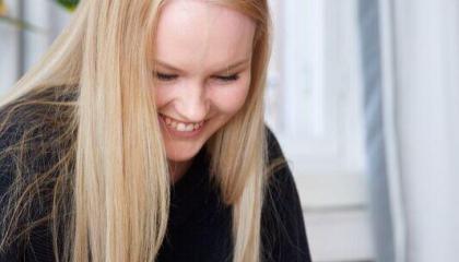 Nuori täyttämässä lomaketta