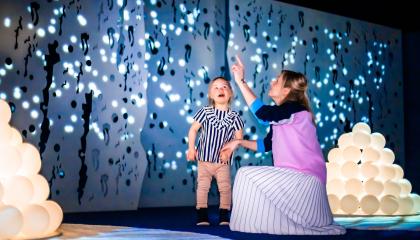 Nainen ja pieni lapsi ihastelemassa Muumimuseota.