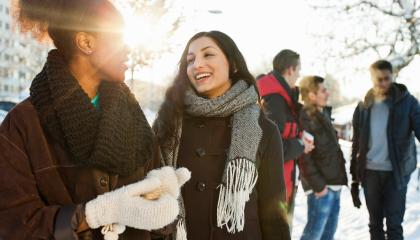 Viisi henkilöä talvisessa maisemassa
