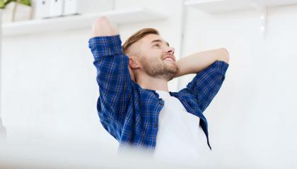 Iloinen yrittäjähenkilö toimistossa.