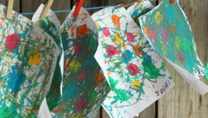 Taideteoksia kuivumassa pyykkinarulla.