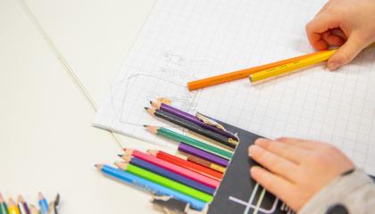 Lapsi käsittelee värikyniä.