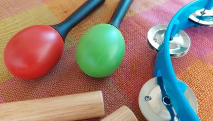 Värikkäät marakassit, helistin ja puukapulat.