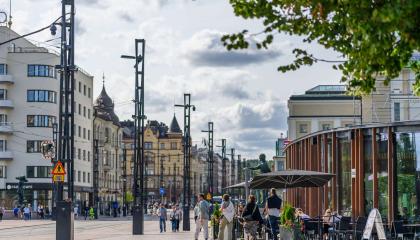 Maisema vilkkaasta Hämeenkadusta pilvisenä kesäpäivänä. 
