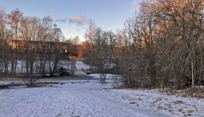 Polku lumisessa Korkinmäenpuistossa kevättalvella.