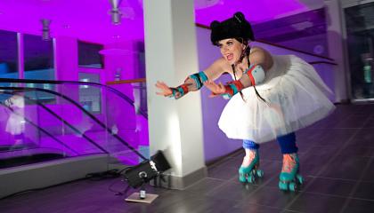 Nainen luistelee rullaluistimilla yhdessä kulttuurin välitiloista.