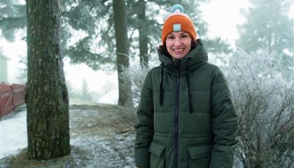 Tampereen kongressilähettiläs Nelli Piattoeva seisomassa ulkona ja katsomassa kameraan.