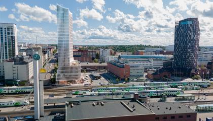 Havainneilmakuva korkeasta rakennuksesta Pakkahuoneenaukiolla.