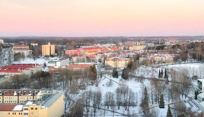 Talvinen näkymä Torni-hotellista kohti Kalevaa. Etualalla näkyy jäässä oleva Sorsalampi. 