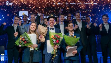 Kuva Talousguru-kilpailun 2025 voittajista, keskellä edessä Lauri Nyhä