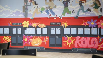 Seinä, jossa muraali, jossa punainen ratikka, jonka katolla juoksee nuoria