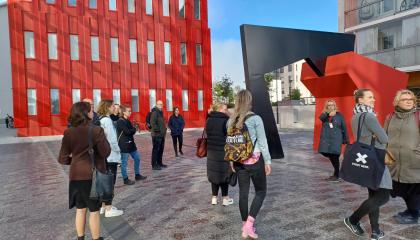 Operaatio Pirkanmaan kuntaverkoston jäseniä Pauno Pohjolaisen Pirkan kivi -veistoksen edustalla Pirkkalassa.