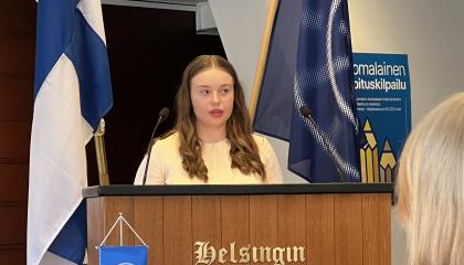 Tilda Tienari pitämässä puhetta palkintojenjakotilaisuudessa 28.2.2025.