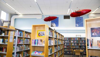 Kuva Kaukajärven kirjastosta, kuvassa kirjaston hyllyjä.