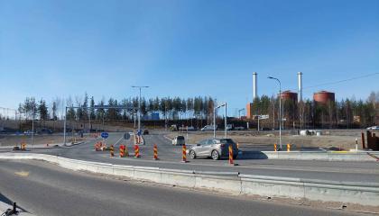 Autoja Enqvistinkadun kiertotiellä ja väliaikaisessa kiertoliittymässä.