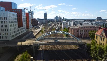 Maisemakuva Erkkilän sillalta kohti rautatieasemaa ja Nokia Arenaa.