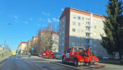 Kaksi hinausautoa poistaa autoja sepelinpoiston tieltä.