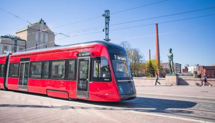 Ratikka keväisenä päivänä aurinkoisella Hämeensillalla.