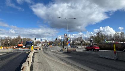 Liikennettä ja Ratikan työmaajärjestelyjä risteysalueella Rantaperkiössä.