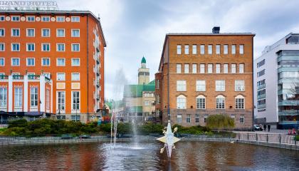 Lammessa oleva tähden muotoinen taideteos, vieressä suihkulähde.