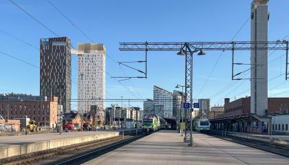 Kuvassa aseman aluetta ja kaksi hotellitornia, uudesta havainnekuva.