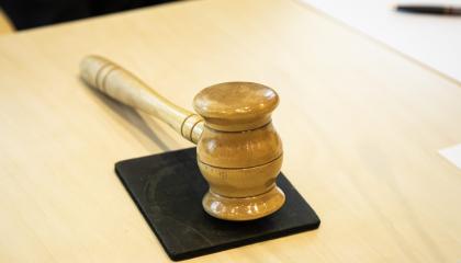 Puheenjohtajan käyttämä puinen nuija.