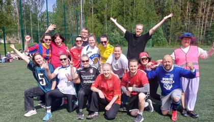 Leinolan koulun henkilökuntaa nurmikentällä.