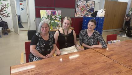 YSTI ry työntekijöitä istumassa pöydän ääressä