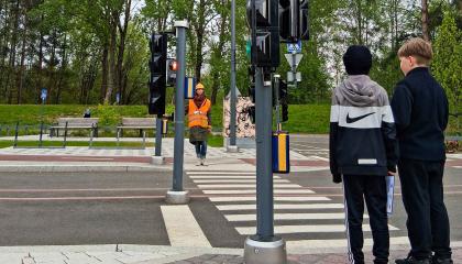 Nuoria Liikennepuiston jalkakäytävällä.
