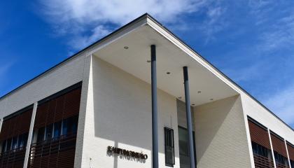 Rakennus, jonka edessä kaksi pylvästä. Seinässä lukee &quot;kaupungintalo&quot;.