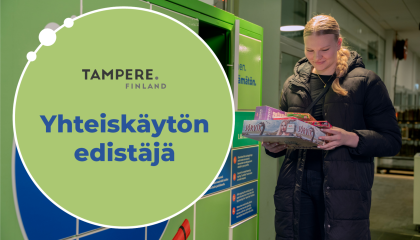 Henkilö kantaa lautapelejä käsissään.