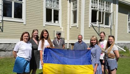 Apulaispormestari Anne-Mari Jussila pitää Ukrainan lippua kiovalaisnuorten kanssa.