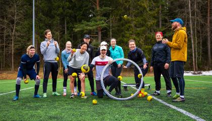 Tampereen Roundnet-harrasteryhmä poseeraa kameralle Koivistonkylän tekonurmikentällä.