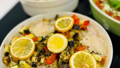 Kasvispohjainen ruoka tarjolla sitruunoilla koristeltuna.