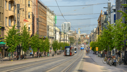 Ratikka ajaa pitkin hämeenkatua.