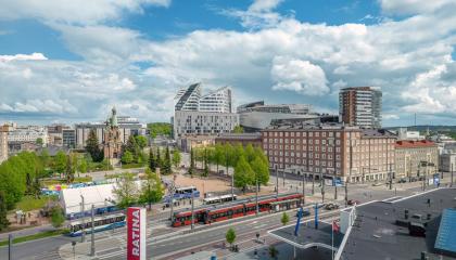 Ilmakuvassa näkymä Tampereen keskustaan Sorin aukiolle ja Nokia Arenalle.