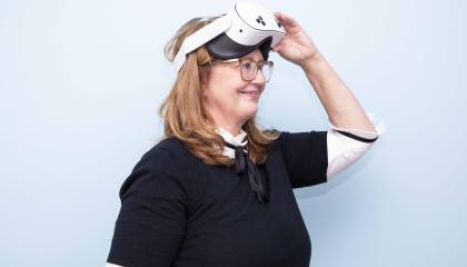 Nainen pitelee otsallaan älylaseja.